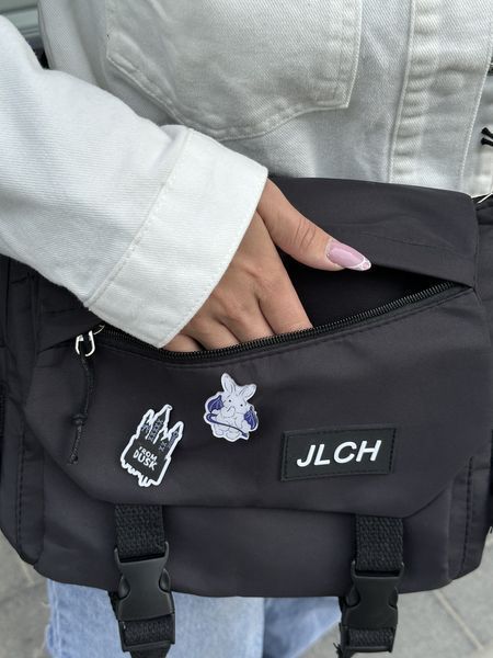Сумка через плече молодіжна зі значками аніме JLCH чорна. Сумка студентська, шкілька.Сумкадля прогулянок 203 фото