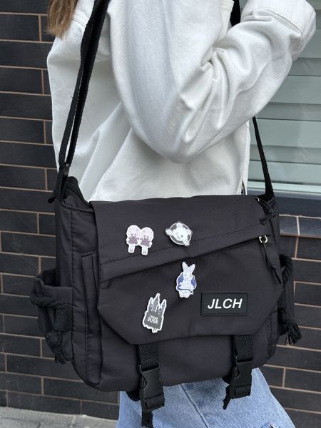 Сумка через плече молодіжна зі значками аніме JLCH чорна. Сумка студентська, шкілька.Сумкадля прогулянок 203 фото